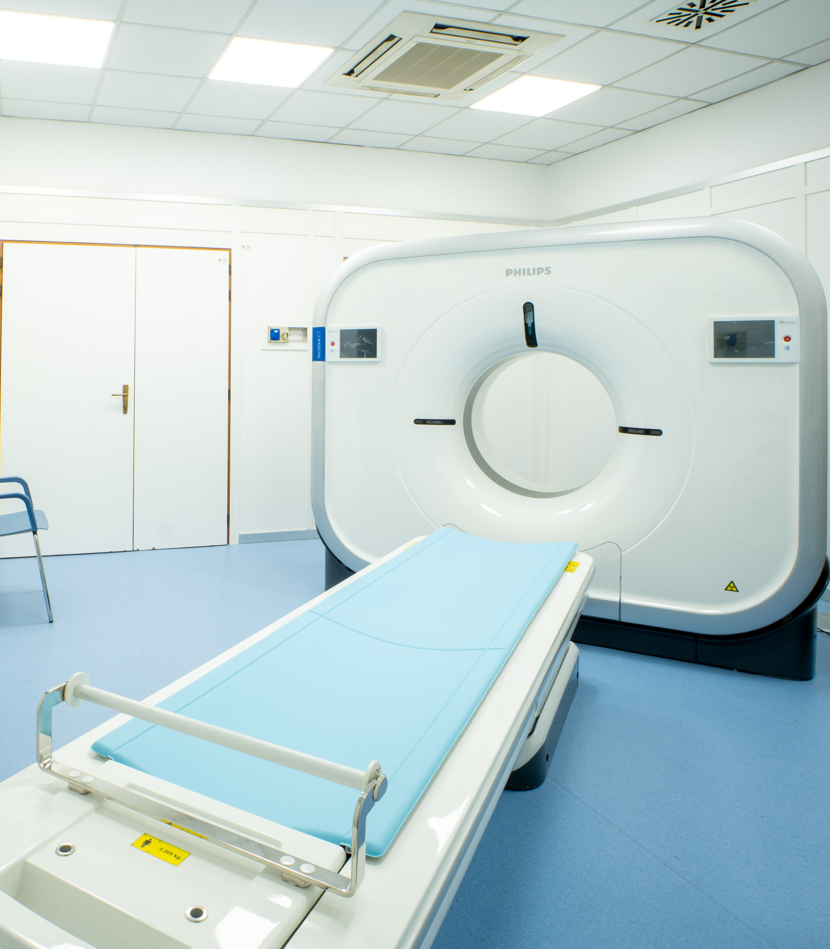 Immagine che mostra in RM2000 il macchinario per eseguire la TAC